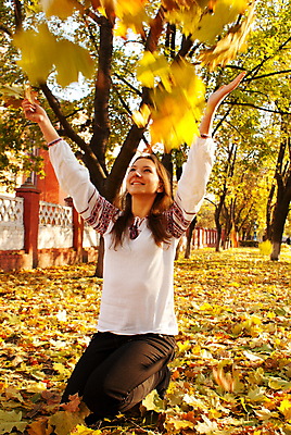 포토 JPG 해외이미지 나무 백인 계절 공원 여자 행복 감정 어린이 단풍 잎 오렌지 놀이 한명 미소 사람 야외 목재 빛 컬러풀 태양 노란색 가을 던지기 숲 작음 10월 해외포토 자연요소 서양인 식물 1 공공시설 컬러 과일 재료 모션 표정 날짜 크기 파일형식 이미지허브