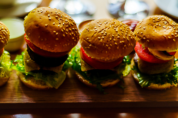 포토 JPG 해외이미지 패스트푸드 실내 사람없음 아웃포커스 햄버거 인스턴트 정크푸드 일렬 나무도마 해외포토 음식 도마 촬영기법 내부 목재 파일형식 이미지허브