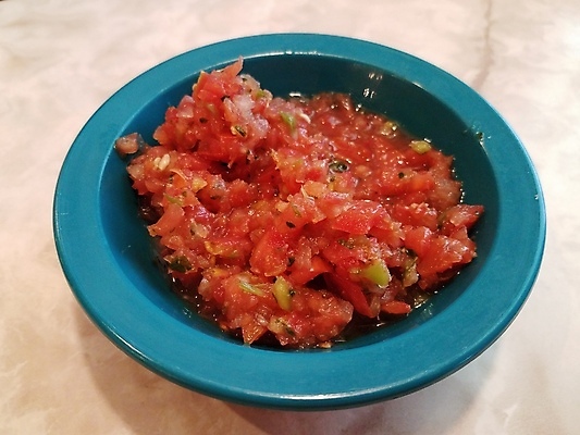 포토 JPG 해외이미지 음식 토마토 탁자 사람없음 빨간색 파란색 뜨거움 조미료 사발 작음 매움 살사댄스 해외포토 컬러 가구 채소 춤 사기그릇 맛 크기 향미료 파일형식 이미지허브