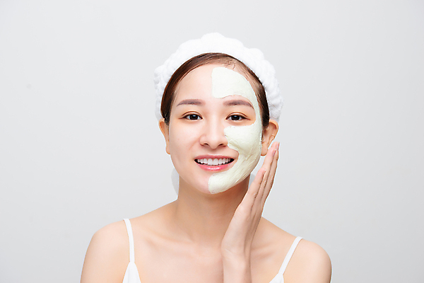 포토 JPG 해외이미지 응시 여자 실내 한명 동양인 상반신 성인 앞모습 뷰티 피부관리 흰배경 바르기 마스크팩 성인여자한명만 해외포토 1 시선 뷰포인트 백그라운드 모션 사람 인종 내부 흰색 팩 여자한명만 성인여자만 파일형식 이미지허브