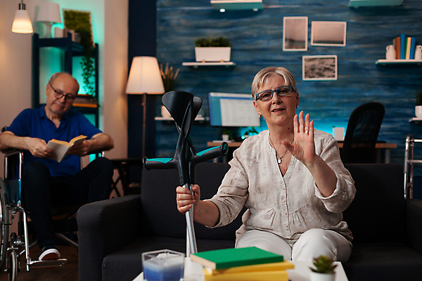 포토 JPG 해외이미지 백인 여자 노년 남자 의자 앉기 상반신 두명 앞모습 옆모습 독서 손들기 잡기 휠체어 목발 노인만 해외포토 서양인 뷰포인트 가구 의료기기 모션 사람 성인 성인만 파일형식 이미지허브