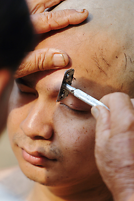 포토 JPG 해외이미지 전통 남자 아시아 종교 문화 불교 태국 한명 사람 동양인 성인 교회 믿음 사찰 영혼 재산 6 자르기 승려 만들기 신성 숭배 신앙심 해외포토 1 감정 나라 종교건축 모션 인종 건물 금융 숫자 성직자 파일형식 이미지허브