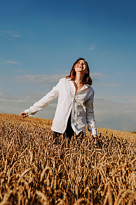 포토 JPG 해외이미지 백인 라이프스타일 드레스 여자 꽃 행복 셔츠 밭 농업 자연 휴식 건강 한명 사람 성인 야외 빨간색 빛 태양 뷰티 맑음 일몰 봄 기쁨 자유 흰색 낟알 시리얼 밀 주근깨 해외포토 자연요소 서양인 식물 1 옷 계절 감정 산업 음식 컬러 컨셉 상의 날씨 곡류 생활 노을 점 생태계 파일형식 이미지허브