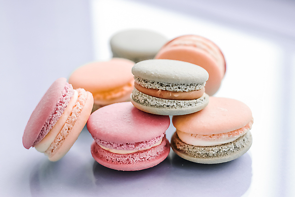 포토 JPG 해외이미지 디저트 실내 그림자 사람없음 달콤 흰배경 마카롱 해외포토 음식 백그라운드 내부 흰색 맛 파일형식 이미지허브