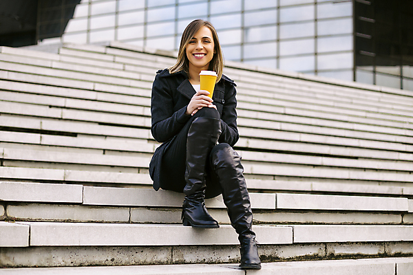 포토 JPG 해외이미지 백인 라이프스타일 여자 행복 커피 생각 비즈니스 사업가 성공 휴식 설계 거리 아이디어 한명 미소 앉기 성인 야외 컵 금융 계단 마시기 잡기 도시 비즈니스우먼 전문직 명상 경영자 시티라이프 해외포토 서양인 직업 1 식기 감정 음료 컨셉 모션 표정 사람 생활 경제 직장인 리더 파일형식 이미지허브