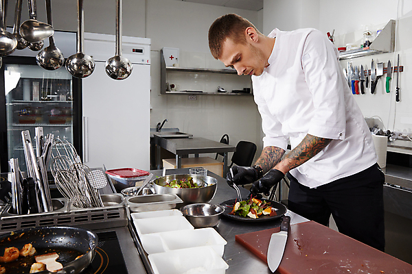 포토 JPG 해외이미지 직업 접시 손 남자 음식 유니폼 다이어트 토마토 채소 재료 탁자 호텔 새우 실내 건강 요리 한명 사람 주방 식당 요리사 식사 저녁식사 카페 샐러드 신선 업무 고명 사발 붓기 칼 해산물 메뉴 준비 유기농 레시피 방법 채식주의자 비건 맛있는 해외포토 1 식기 웰빙 옷 가구 모션 숙소 갑각류 내부 신체부위 상점 작업 사기그릇 채식 파일형식 이미지허브