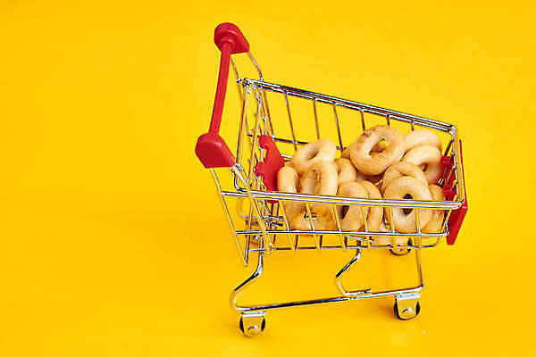 포토 JPG 해외이미지 실내 사람없음 쇼핑카 미니어처 오브젝트 베이글 노란배경 해외포토 빵 백그라운드 내부 쇼핑 노란색 모형 카트 파일형식 이미지허브