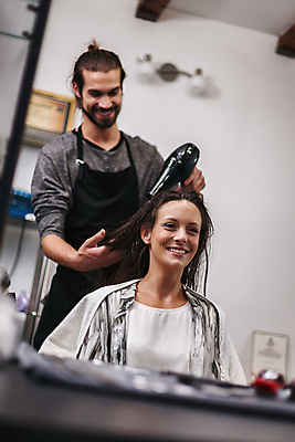 포토 JPG 해외이미지 백인 직업 긴머리 헤어스타일 응시 여자 남자 행복 건조 갈색머리 미소 사람 성인 두명 뷰티 유행 검은색 거울 장비 붓 머리빗 작업 미용사 만족 예술가 스타일링 이발사 해외포토 서양인 시선 감정 컬러 표정 미용용품 파일형식 이미지허브