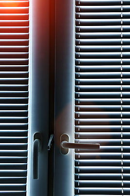 포토 JPG 해외이미지 디자인 백그라운드 컨셉 패턴 창문 주택 실내 그림자 사람없음 내부 목재 장식 가로 빛 햇빛 태양 우주 방 장비 흰색 블라인드 커튼 오픈 그늘 롤러 베네치아 셔터 사생활 해외포토 자연요소 나무 컬러 무늬 재료 건물 이탈리아 파일형식 이미지허브