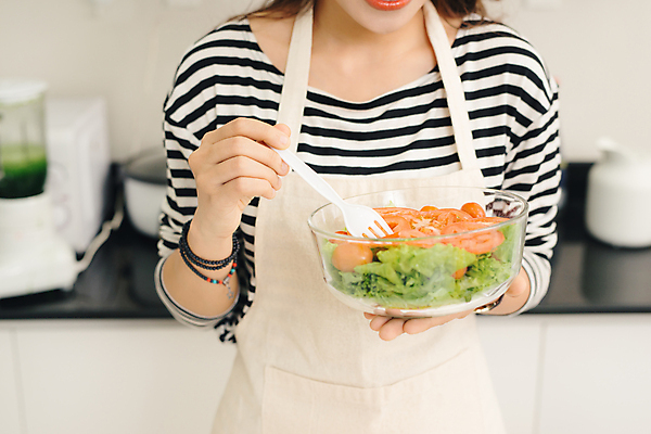 포토 JPG 해외이미지 여자 실내 한명 들기 상반신 성인 앞모습 아웃포커스 식사 앞치마 샐러드 성인여자한명만 식단관리 해외포토 1 음식 뷰포인트 모션 촬영기법 사람 내부 여자한명만 성인여자만 파일형식 이미지허브