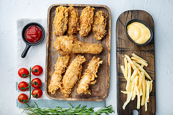 포토 JPG 해외이미지 방울토마토 실내 사람없음 하이앵글 치킨 감자튀김 식탁보 케첩 흰배경 로즈메리 마요네즈 나무도마 나무쟁반 해외포토 뷰포인트 백그라운드 토마토 감자 도마 쟁반 내부 목재 튀김 흰색 소스_음식 허브 닭고기요리 파일형식 이미지허브