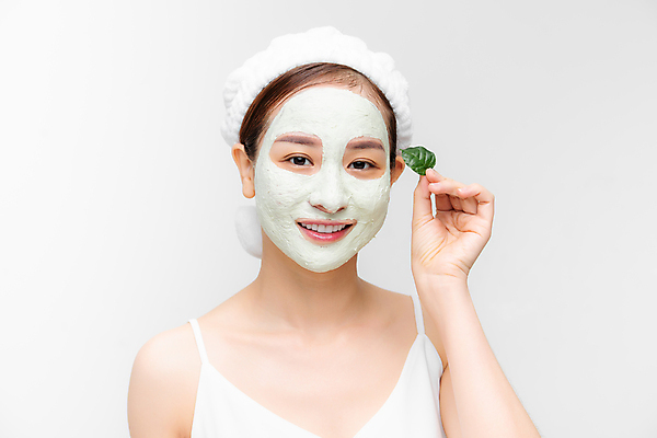 포토 JPG 해외이미지 응시 여자 잎 실내 한명 들기 동양인 상반신 성인 앞모습 뷰티 머리띠 피부관리 흰배경 마스크팩 성인여자한명만 해외포토 식물 1 시선 뷰포인트 백그라운드 장신구 모션 사람 인종 내부 흰색 팩 여자한명만 성인여자만 파일형식 이미지허브