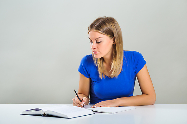 포토 JPG 해외이미지 스튜디오촬영 백인 학생 여학생 여자 교육 행복 대학생 학교 청소년 탁자 성공 실내 한명 미소 앉기 책 학습 금발 독서 펜 공책 시험 기록 잡기 명상 신학기 준비 대학교 지능 성인여자만 카피스페이스 자극 해외포토 서양인 1 헤어스타일 감정 가구 컨셉 모션 문구용품 표정 사람 내부 필기구 공백 여자만 성인만 파일형식 이미지허브
