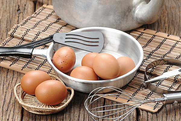 포토 JPG 해외이미지 주전자 실내 사람없음 계란 프라이팬 거품기 뒤집개 나무발 나무배경 해외포토 백그라운드 주방용품 내부 알 파일형식 이미지허브