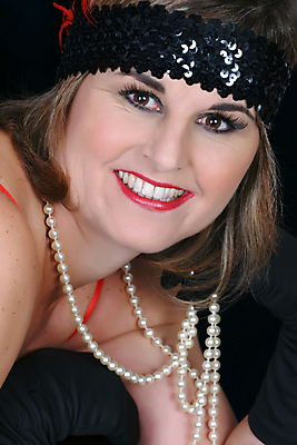 포토 JPG 해외이미지 백인 모델 드레스 여자 40대 장신구 갈색머리 한명 사람 성인 뷰티 유행 수확 표현 머리띠 보석 깃털 기간 스타일 해외포토 서양인 1 헤어스타일 옷 중년 농업 광석 파일형식 이미지허브