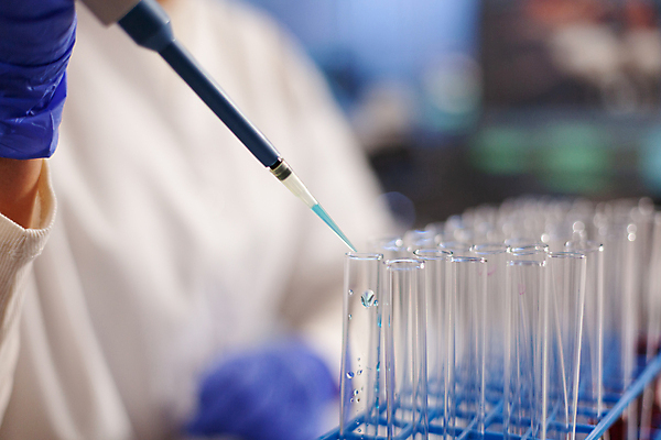 포토 JPG 해외이미지 과학 실내 실험기구 실험 한명 들기 상반신 성인 앞모습 옆모습 아웃포커스 실험복 실험실 스포이트 과학자 시험관 연구소 성인여자한명만 방호복 해외포토 직업 1 옷 뷰포인트 모션 촬영기법 사람 내부 가운 피펫 학자 여자한명만 성인여자만 파일형식 이미지허브