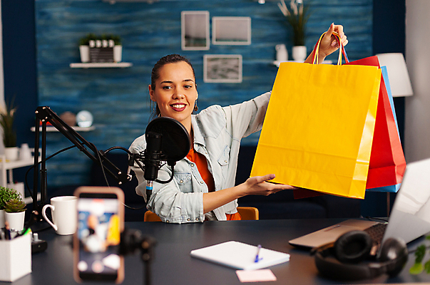 포토 JPG 해외이미지 여자 안내 한명 들기 상반신 성인 앞모습 파란색 노트북 스마트폰 쇼핑백 펜 촬영 헤드셋 공책 책상 마이크 방송 촬영실 성인여자한명만 유튜버 해외포토 1 뷰포인트 컬러 음향기기 가구 가방 모션 문구용품 사람 전자제품 핸드폰 스마트기기 필기구 헤드폰 공간 여자한명만 성인여자만 파일형식 크리에이터 이미지허브