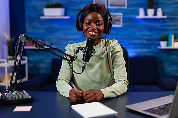 포토 JPG 해외이미지 여자 한명 상반신 성인 앞모습 파란색 노트북 펜 촬영 헤드셋 공책 책상 마이크 방송 촬영실 성인여자한명만 유튜버 해외포토 1 뷰포인트 컬러 음향기기 가구 문구용품 사람 전자제품 필기구 헤드폰 공간 여자한명만 성인여자만 파일형식 크리에이터 이미지허브