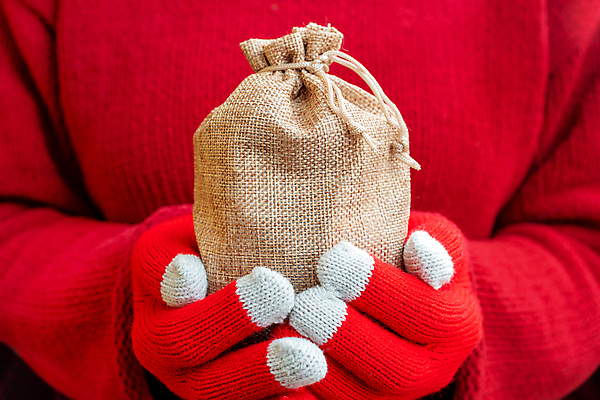 포토 JPG 해외이미지 전통 라이프스타일 손 계절 여자 행복 백그라운드 크리스마스 겨울 휴가 새로움 새해 크리스마스선물 선물 이벤트 사람없음 장식 빨간색 산타클로스 유행 세일 축제 놀람 축하 12월 연도 가득함 심볼 자루 패키지 마법 클라우스 해외포토 기념일 감정 컬러 컨셉 표정 사람 생활 신체부위 날짜 파일형식 이미지허브