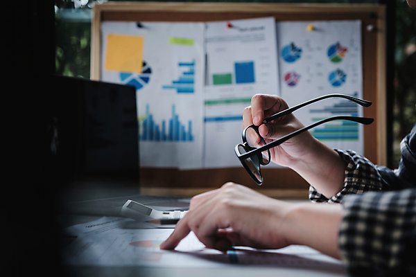 포토 JPG 해외이미지 손 안경 통계 그래프 설계 들기 신체부위 금융 경제 재산 주식 분석 보고서 문서 투자 회계 주식거래 주식시장 주식표 해외포토 잡화 컨셉 비즈니스 모션 사람 거래 파일형식 이미지허브