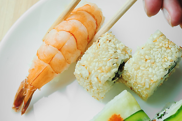 포토 JPG 해외이미지 전통 라이프스타일 음식 조각 재료 젓가락 부분 손가락 밥 새우 실내 건강 어류 요리 동양인 사람없음 세트 주방 일본 식사 초밥 신선 잡기 해조류 맛 인스턴트 두루마리 참치 먹기 해산물 메뉴 준비 날것 연어 생강 건강식 점심식사 일본음식 맛있는 해외포토 손 아시아 컨셉 채소 모션 수저 갑각류 인종 내부 생활 수중동물 해양식물 파일형식 이미지허브