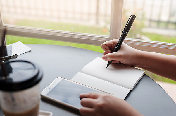 포토 JPG 해외이미지 라이프스타일 여자 커피 인터넷 비즈니스 모바일 설계 아이디어 직장 사람없음 스마트폰 핸드폰 학습 스터디 사무실 상점 디지털 다이어리 쪽지 공책 정보 업무 네트워크 서핑 기자 어플리케이션 잡지 연결 작가 무선전화기 검색 온라인 단절 소셜 조언 지원 프리랜서 해외포토 직업 교육 음료 컨셉 회사 문구용품 사람 생활 간행물 전자제품 스마트기기 사무용품 수상스포츠 작업 전화기 파일형식 이미지허브