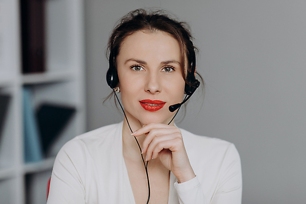 포토 JPG 해외이미지 백인 직업 1 여자 행복 얼굴 이어폰 인터넷 비즈니스 통신 노동자 말하기 대화 한명 사람 스마트폰 컴퓨터 사무실 헤드폰 업무 작업 비즈니스우먼 센터 중개인 전화기 고객 동료 마이크 서비스 컨설턴트 텔레마케팅 부름 운영자 지원 헬프 대리인 해외포토 서양인 감정 음향기기 관계 모션 신체부위 전자제품 핸드폰 스마트기기 도움 직장인 전문직 서비스업 상담 파일형식 이미지허브