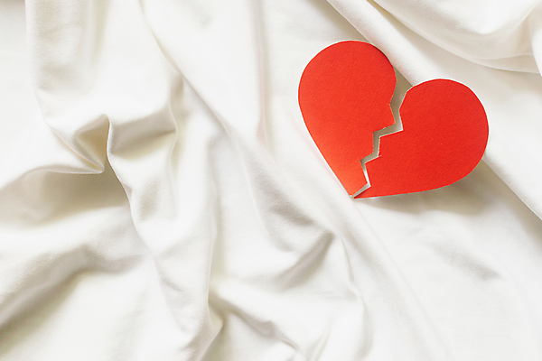 포토 JPG 해외이미지 커플 감정 결혼 백그라운드 컨셉 2 가족 관계 결혼식 추상 스트레스 사랑 사람없음 빨간색 고통 낭만 슬픔 흰색 하트 직물 고독 공격 충돌 심볼 사인 싸움 찢어짐 약혼 문제 붕괴 다리찢기 나쁜 깨짐 단절 우울증 위기 이혼 혼자 해외포토 모양 컬러 무늬 모션 이벤트 질병 약속 파일형식 이미지허브