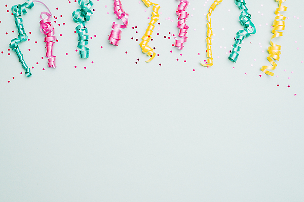 포토 JPG 해외이미지 리본 실내 사람없음 하이앵글 파티 축하 생일 즐거움 파란배경 꽃가루 카피스페이스 해외포토 기념일 감정 뷰포인트 백그라운드 컨셉 이벤트 내부 파란색 공백 가루 파일형식 이미지허브