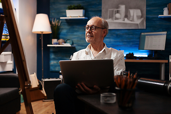 포토 JPG 해외이미지 백인 응시 할아버지 노년 남자 실내 한명 들기 상반신 앞모습 노트북 그리기 노인남자한명만 해외포토 서양인 1 시선 뷰포인트 모션 사람 성인 내부 전자제품 남자한명만 노인남자만 파일형식 이미지허브