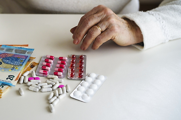 포토 JPG 해외이미지 백인 손 여자 노년 유럽 할머니 지폐 돈 미래 사람 사람없음 치료 금융 경제 알약 약 세일 동전 저축 유로 잡기 우승 재산 은퇴 투자 상업 결제 테라피 계산서 월급 수입 연금 예산 옛날 위기 자금 카운트 해외포토 서양인 나라 컨셉 비즈니스 의학 모션 성인 신체부위 뷰티 최고 파일형식 이미지허브