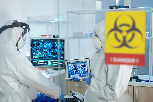 포토 JPG 해외이미지 여자 과학 실내 실험기구 실험 경고 마스크 들기 상반신 성인 두명 태블릿 마주보기 모니터 실험복 실험실 과학자 보안경 연구소 성인여자만 방호복 해외포토 직업 옷 모션 사람 내부 전자제품 스마트기기 컴퓨터 가운 안전장비 학자 여자만 성인만 파일형식 이미지허브