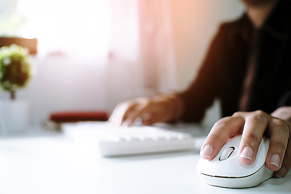 포토 JPG 해외이미지 직업 라이프스타일 손 여자 커피 백그라운드 인터넷 비즈니스 통신 탁자 주택 관리 사람 앉기 성인 사람없음 목재 노트북 컴퓨터 사무실 우주 스크린 모니터 공책 웹 공백 카페 수확 흰색 타이핑 키보드 업무 작업 네트워크 작업실 무선전화기 책상 온라인 거짓 목업 힙스터 해외포토 나무 패션 음료 컬러 가구 농업 재료 모션 문구용품 건물 생활 신체부위 전자제품 상점 전화기 파일형식 이미지허브