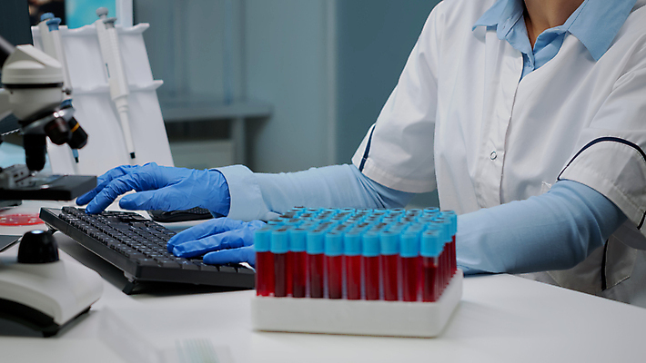 포토 JPG 해외이미지 여자 실내 현미경 실험기구 실험 한명 상반신 성인 옆모습 아웃포커스 견본 키보드 실험복 혈액 연구실 실험실 과학자 연구소 성인여자한명만 방호복 해외포토 직업 1 옷 뷰포인트 과학 촬영기법 사람 내부 가운 학자 여자한명만 성인여자만 파일형식 이미지허브