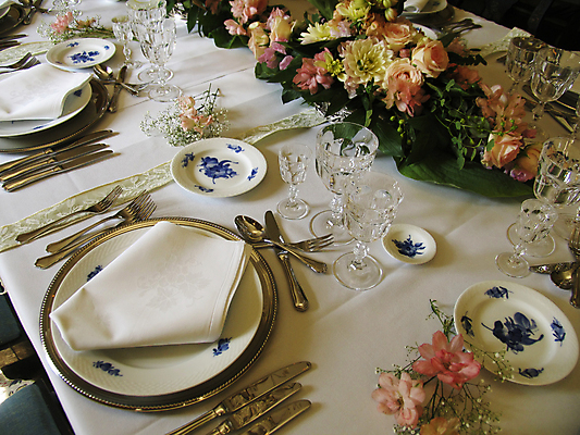 포토 JPG 해외이미지 전통 라이프스타일 디자인 꽃 안경 음식 분홍색 결혼 포크 탁자 기념 사람없음 장식 세트 파티 숟가락 저녁식사 골동품 덮개 흰색 축하 생일 맛 은색 먹기 서비스 메뉴 냅킨 복고 백자 옛날 해외포토 식물 식기 잡화 기념일 컬러 가구 컨셉 모션 수저 이벤트 생활 식사 뚜껑 도자기 파일형식 이미지허브