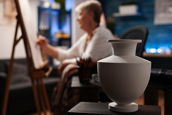 포토 JPG 해외이미지 여자 노년 할머니 실내 한명 상반신 옆모습 아웃포커스 도자기 그리기 노인여자한명만 해외포토 1 뷰포인트 모션 촬영기법 사람 성인 내부 여자한명만 노인여자만 파일형식 이미지허브