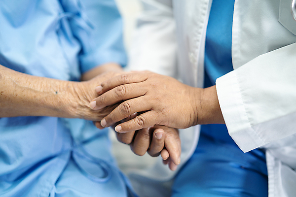 포토 JPG 해외이미지 백인 직업 손 여자 행복 컨셉 친절 주택 건강 대화 앉기 성인 사람없음 사무실 믿음 희망 터치 환자 의사 잡기 뉴스 은퇴 간호 연습 감사 격려 팔 테라피 나쁜 떨림 돌봄 정신과 조언 지원 치료사 헬프 동정 해외포토 서양인 감정 비즈니스 의학 모션 병원 말하기 사람 건물 신체부위 뷰티 의료진 도움 파일형식 이미지허브