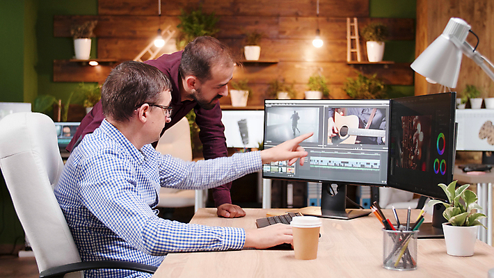 포토 JPG 해외이미지 남자 화분 의자 실내 상반신 성인 두명 목재 옆모습 그래픽 모니터 스탠드 가리킴 연필꽂이 그래픽디자이너 목재가구 성인남자만 영상편집 해외포토 나무 뷰포인트 가구 재료 문구용품 조명 사람 손짓 내부 컴퓨터 디자이너 남자만 성인만 파일형식 이미지허브