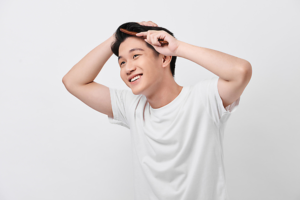 포토 JPG 해외이미지 남자 실내 한명 들기 동양인 상반신 성인 옆모습 뷰티 머리빗 흰배경 머리손질 헤어관리 자기관리 성인남자한명만 그루밍족 해외포토 1 뷰포인트 백그라운드 모션 사람 인종 내부 흰색 미용용품 남자한명만 성인남자만 파일형식 이미지허브