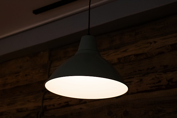 포토 JPG 해외이미지 컨셉 전구 유리 추상 실내 매달리기 사람없음 내부 장식 빛 검은색 어둠 힘 장비 에너지 골동품 흰색 램프 클래식 야간 백열등 천장 빛망울 옛날 해외포토 자연요소 컬러 무늬 모션 재질 조명 파일형식 이미지허브