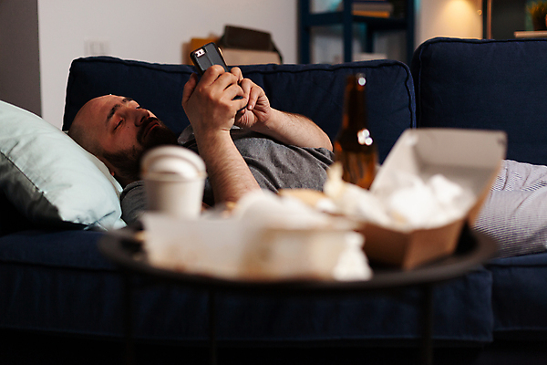 포토 JPG 해외이미지 응시 남자 한명 들기 상반신 성인 옆모습 스마트폰 소파 눕기 슬픔 소프트포커스 고민 우울증 성인남자한명만 해외포토 1 시선 감정 뷰포인트 의자 모션 촬영기법 사람 핸드폰 스마트기기 질병 남자한명만 성인남자만 파일형식 이미지허브