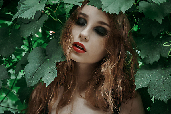 포토 JPG 해외이미지 식물 백인 모델 라이프스타일 여자 유럽 얼굴 단풍 잎 자연 한명 사람 야외 신체부위 가로 초록색 뷰티 머리 유행 고요 터치 농촌 사회이슈 미녀 환경보전 염원 여자만 여자한명만 성인여자한명만 해외포토 서양인 1 나라 컬러 컨셉 생활 시골 미인 생태계 성인여자만 파일형식 이미지허브