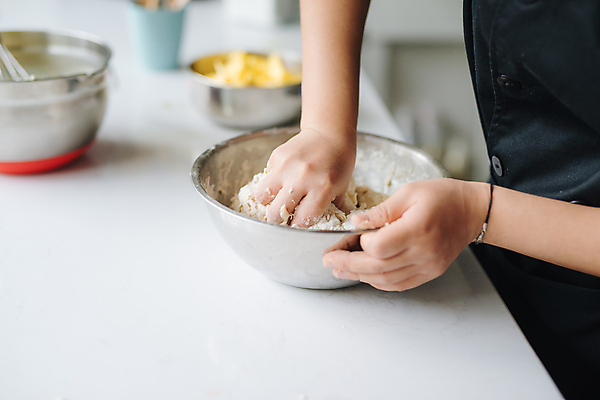 포토 JPG 해외이미지 여자 실내 요리 한명 상반신 성인 옆모습 아웃포커스 잡기 조리대 제빵 밀가루반죽 제빵사 믹싱볼 성인여자한명만 해외포토 직업 1 그릇 뷰포인트 모션 촬영기법 사람 내부 제과제빵 반죽 여자한명만 성인여자만 파일형식 이미지허브