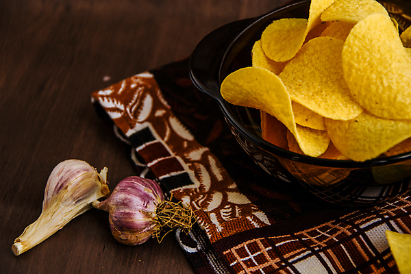 포토 JPG 해외이미지 실내 마늘 사람없음 식탁보 감자칩 나무배경 해외포토 백그라운드 채소 내부 과자 칩_음식 파일형식 이미지허브