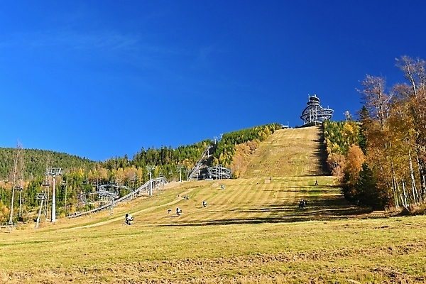 포토 JPG 해외이미지 나무 공원 길 여행 백그라운드 자국 자연 하늘 휴가 산 파노라마 경사 사람없음 야외 초록색 마을 탑 계곡 산책 하이킹 시골 숲 언덕 체코 예약 내추럴 공화국 전국 모라비아 해외포토 식물 건축물 공공시설 유럽 나라 컬러 레저 휴식 촬영기법 생태계 파일형식 이미지허브