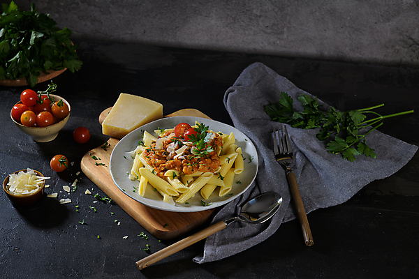 포토 JPG 해외이미지 그릇 접시 포크 방울토마토 검은배경 치즈 파스타 실내 사람없음 숟가락 나무도마 볼로네즈스파게티 펜네 해외포토 식기 백그라운드 토마토 유제품 도마 서양음식 수저 스파게티 내부 목재 검은색 파일형식 이미지허브