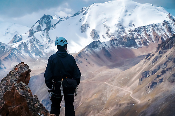 포토 JPG 해외이미지 주간 응시 남자 겨울 산 한명 상반신 성인 야외 뒷모습 여행객 맑음 장비 헬멧 백패커 성인남자한명만 설산 해외포토 자연요소 1 시선 계절 뷰포인트 날씨 사람 보호장비 남자한명만 성인남자만 파일형식 이미지허브