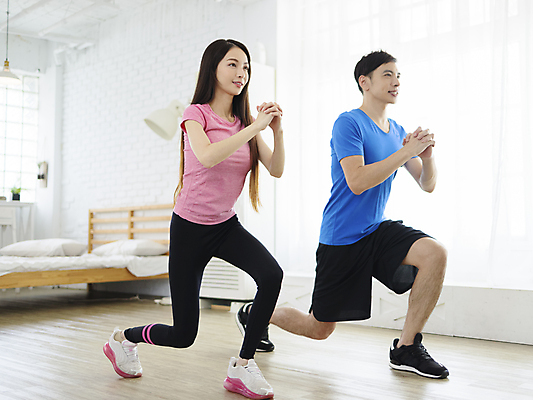 포토 JPG 해외이미지 전신 커플 여자 남자 커플라이프 거실 함께함 실내 미소 동양인 성인 두명 옆모습 운동복 운동 건강관리 스트레칭 런지 성인만 해외포토 라이프스타일 옷 뷰포인트 컨셉 관계 표정 건강 관리 사람 인종 내부 파일형식 이미지허브