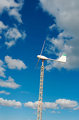 포토 JPG 해외이미지 구름 하늘 사람없음 세로 파란색 햇빛 환경 맑음 힘 재활용 장비 풍차 에너지 흰색 작음 프로펠러 회전 생태학 카피스페이스 해외포토 자연요소 교육 컬러 날씨 태양 공백 크기 친환경 파일형식 이미지허브