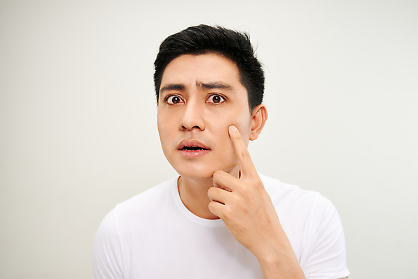 포토 JPG 해외이미지 응시 남자 실내 한명 동양인 상반신 성인 앞모습 뷰티 놀람 흰배경 발견 자기관리 성인남자한명만 그루밍족 해외포토 1 시선 감정 뷰포인트 백그라운드 표정 사람 인종 내부 흰색 남자한명만 성인남자만 파일형식 이미지허브